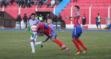 Germán Sosa y Jorge Ayala pugnan por el balón.