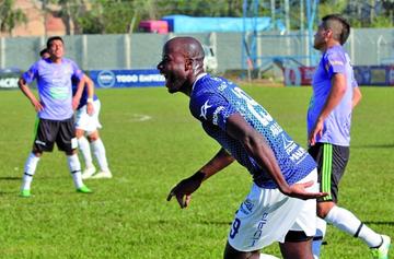 Yoni Angulo, de Sport Boys, celebra su go