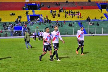 La desazón de los jugadores tras el empate.