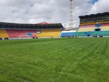 Arriba vista general del estadio y abajo una de las pancartas que mostraron los hinchas.