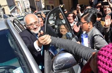 Considera importante que decida si pugnará en las próximas elecciones.