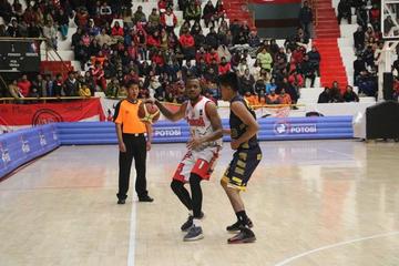 El jugador Warren Jones anotó 18 puntos para el dueño de casa.