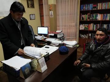Filemón Isla (der) junto a su abogado, José Romay (izq).