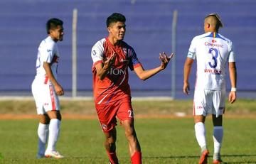 Omar Siles celebra su gol.