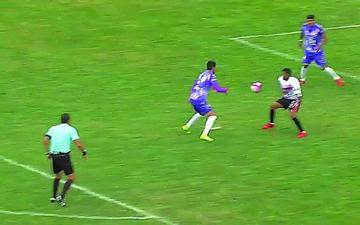 La jugada polémica en el que el árbitro no cobra el penal a favor de Real en el minuto final.
