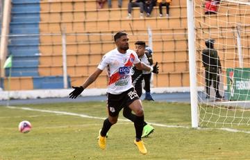 Harold Reina festeja el gol del triunfo.