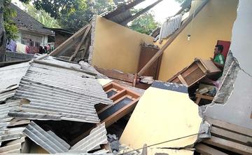 Un poblador observa los daños tras el terremoto en la zona de Lombok.