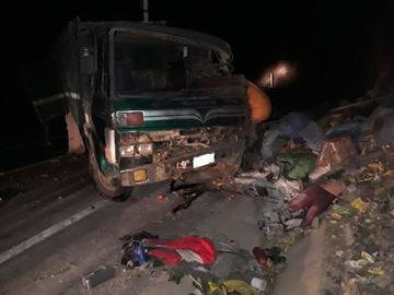 Mujer muere aplastada por la carga tras un accidente