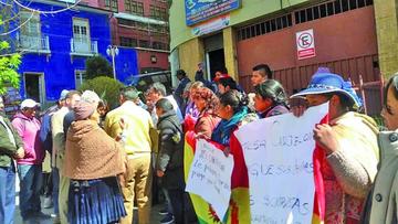 La vía Potosí-Villazón está bloqueada por trabajadores