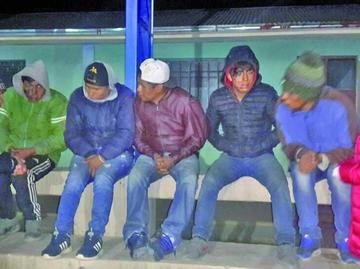 Estas son las cinco personas acusadas de robo de un vehículo.
