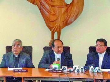 El presidente de la Conferencia Episcopal Boliviana (CEB), monseñor Ricardo Centellas (centro).