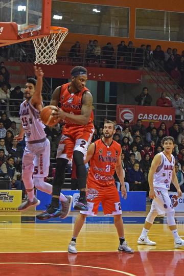 Drye Trevante recupera el balón.