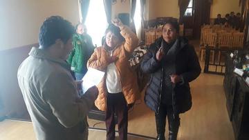 El presidente Eloy Relos posesiona a la vicepresidenta y secretaría del ente deliberante.