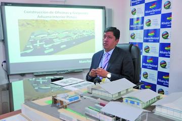 El gerente regional de Aduana Potosí durante la presentación del informe.