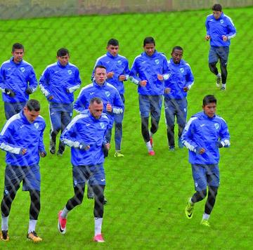 Los jugadores de la academia paceña durante su entrenamiento.