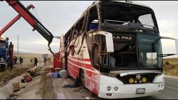 El bus interdepartamental de Trans Copacabana tuvo un vuelco lateral.