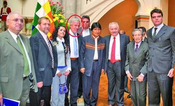 Gerardo Ferreyra (en círculo) está a la derecha de Evo Morales, en el acto de firma de contrato con Ar.Bol.