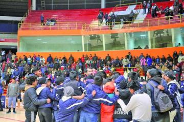 Los seguidores del equipo potosino festejan la victoria junto a los jugadores.