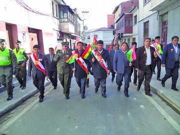 Los representantes institucionales encabezaron el desfile.