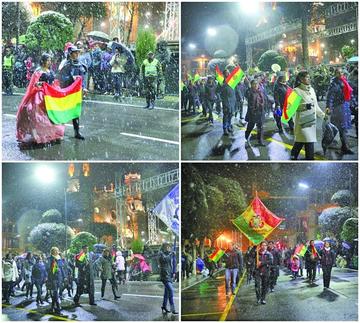 Los participantes llevaron la tricolor en alto.