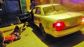 Un ebrio estrella su vehículos en plena vía pública