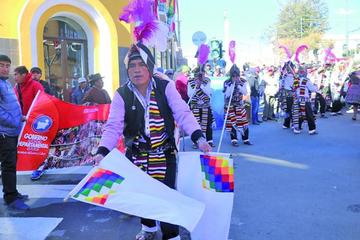 Comunidades potosinas mostraron su música y danza en una entrada autóctona.