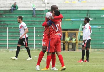 El equipo cruceño festeja uno de sus goles.