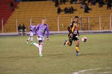 El atacante Germán Sosa, de Real, intenta ganar un balón a Maximiliano Ortiz, de The Strongest.