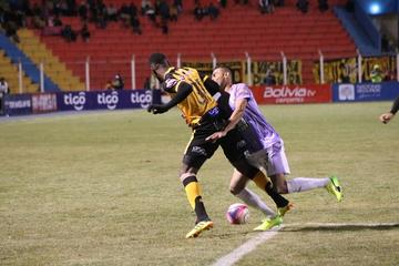 El jugador del Tigre, Edison Carcelén, protege el balón.