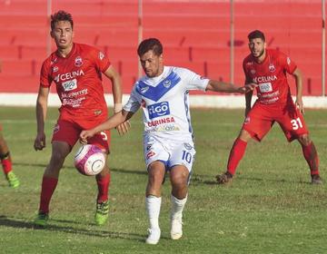 Marcelo Gomes, de San José, protege el balón.