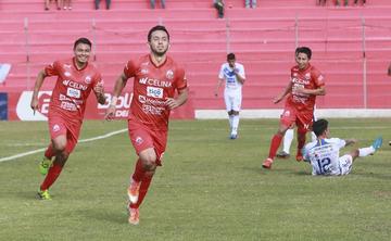 El jugador de Guabirá, Javier Lezcano (c) celebra su gol.