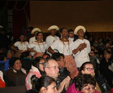 La delegación de Panamá ingresa al teatro.