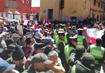 Las personas observaron el desfile como pudieron.