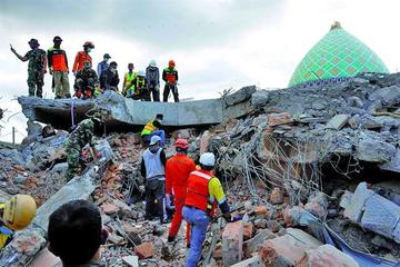 Suben a 105 los muertos por un fuerte terremoto en Indonesia