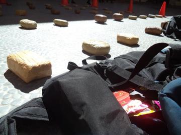 La sustancia confiscada fue exhibida ayer a los medios de comunicación.