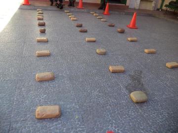 Felcn incauta “narcomochilas” con más de 49 kilos de droga