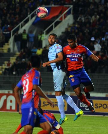 Pablo Pedraza despeja el balón.