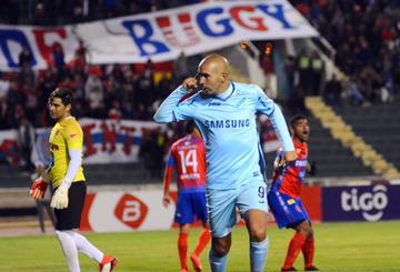 Marcos Riquelme festeja uno de sus goles.