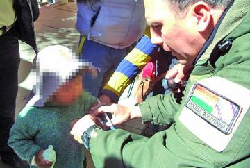 Explican cómo debe colocarse el brazalete de masquín en la muñeca de los niños.