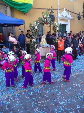 Demuestran sus habilidades delante de la imagen de San Bartolomé.