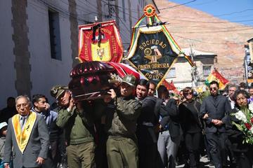El féretro es llevado en hombros.