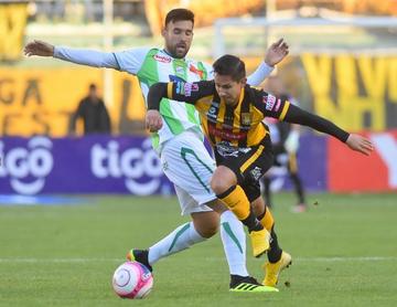 Marvin Bejarano (d) es derribado por su rival.