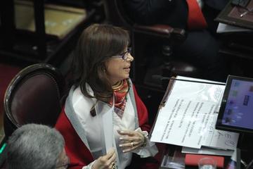 Cristina Fernández se presenta ante juez por caso de sobornos