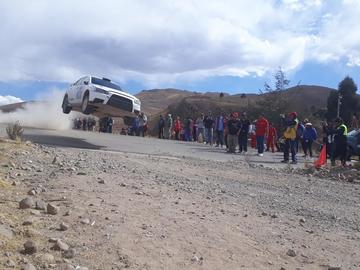 Uno de los coches de carrera en pleno salto.