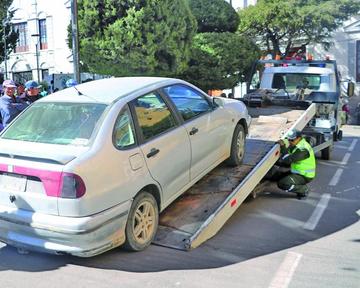 Vuelven a utilizar grúa para los vehículos