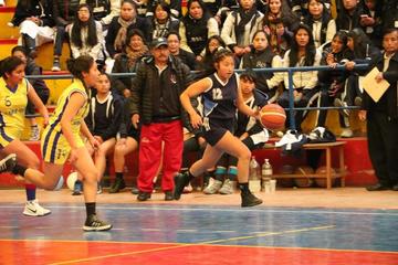 La estudiante Ana Paula Condori, de Liceo Sucre, controla el balón.