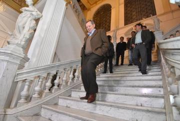 Gonzales analizará su renuncia a la Presidencia del Senado