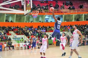 El basquetbolistas Jerald Green, encesta el balón.