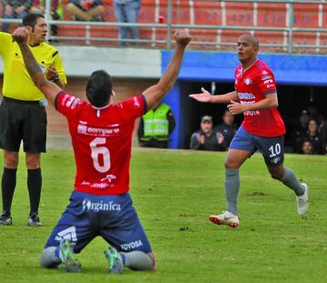 Lucas de Souza y Serginho festejan la victoria.