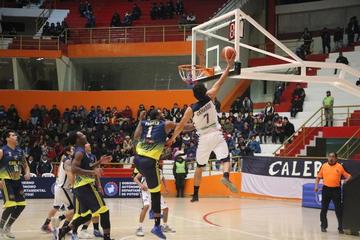 El basquetbolista potosino Cristhian Camargo en plena canasta.